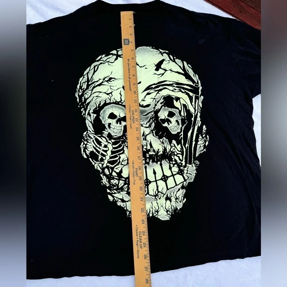 Men’s 2XL Halloween spooky skull t shirt glow in the dark graphic print black
